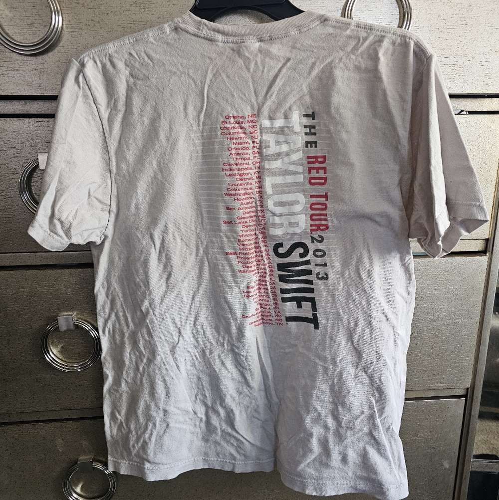 Taylor Swift Red Tour T-shirt - Picture 3 of 4